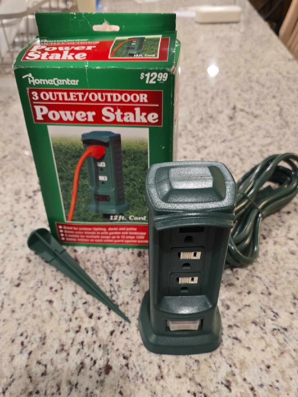 HomeCenter 3-Outlet Outdoor Power Stake - Green